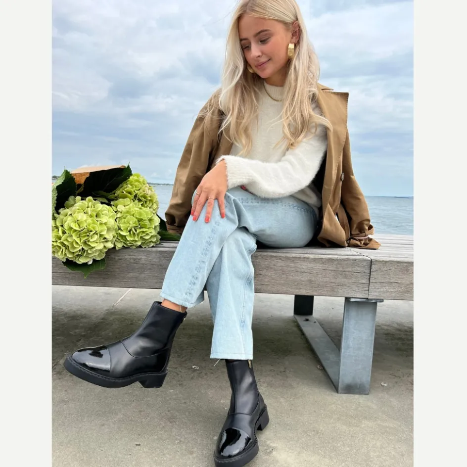 amie_boots_patent__black_patent_4.webp Copenhagen Shoes Ankelstøvler*AMIE BOOTS PATENT - BLACK PATENT Amieboots patent boot black patent