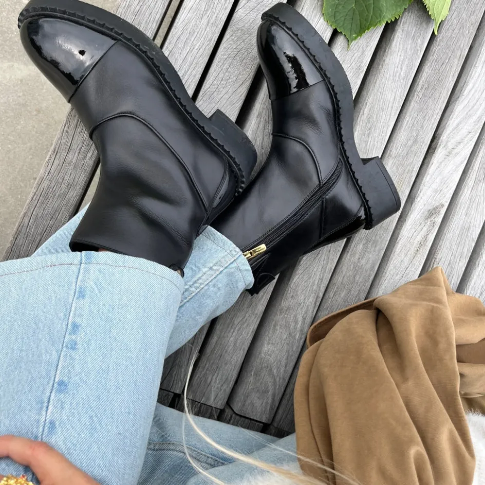 amie_boots_patent__black_patent_7.webp Copenhagen Shoes Ankelstøvler*AMIE BOOTS PATENT - BLACK PATENT Amieboots patent boot black patent