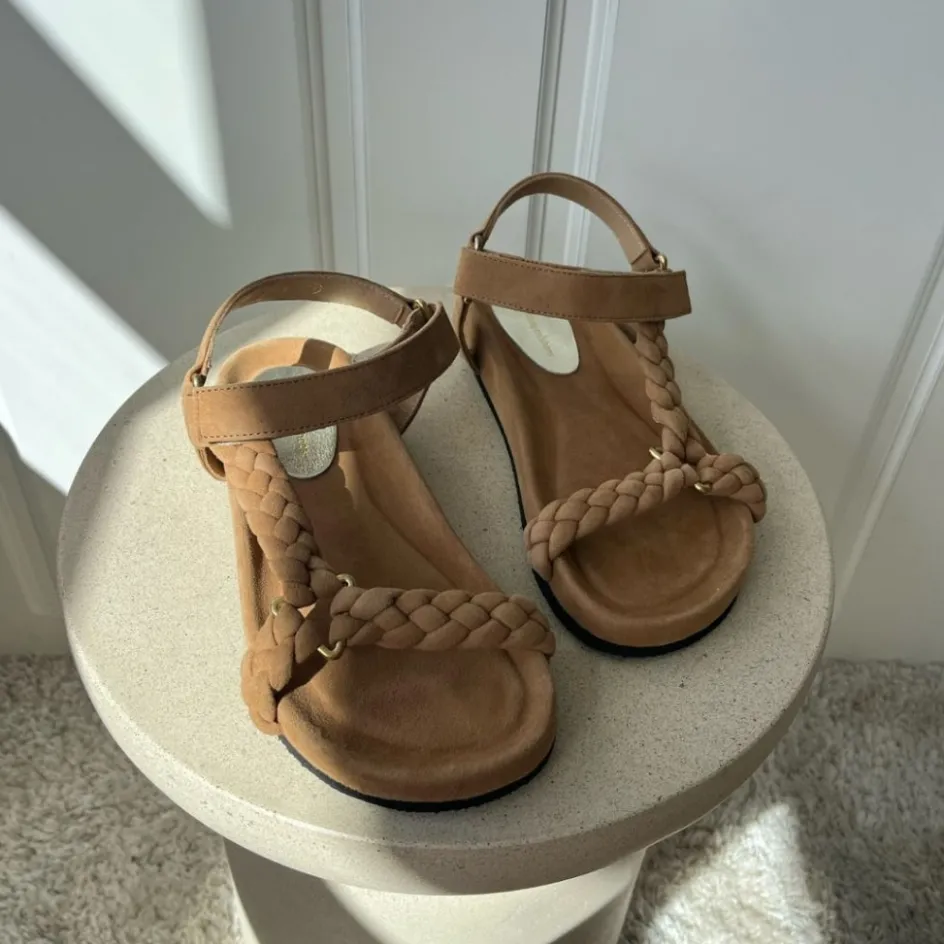 beach_suede__dark_beige_safari_2.webp Copenhagen Shoes Flade Sandaler*BEACH SUEDE - DARK BEIGE (SAFARI) Beachsuede sandal dark beige safari
