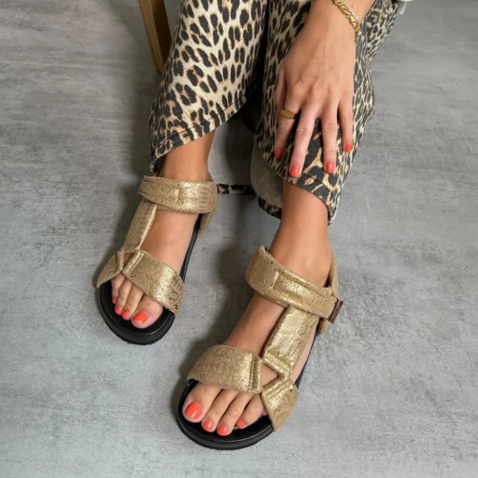 Copenhagen Shoes Flade Sandaler*CARRIE MOON - Gold Snake Carriemoon sandal gold snake