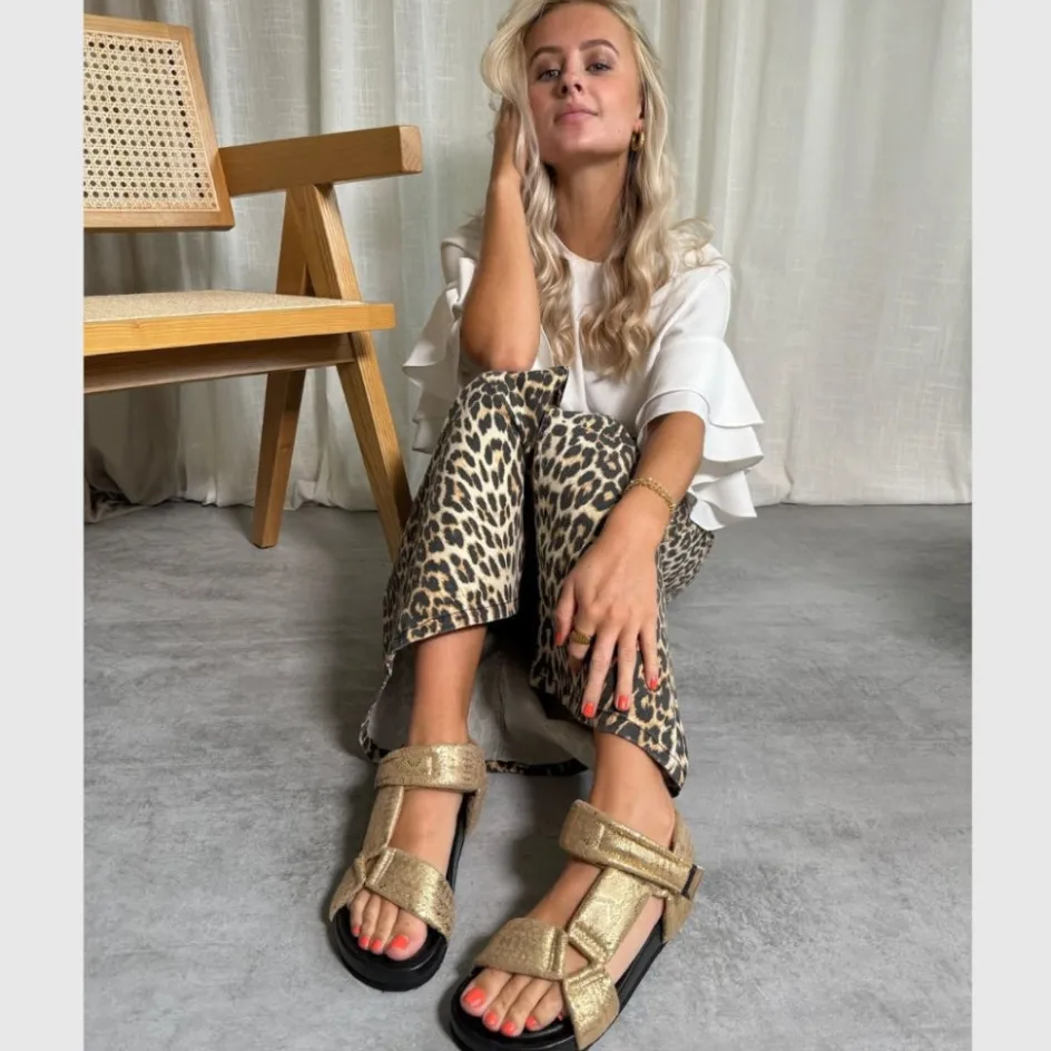 carrie_moon__gold_snake_8.webp Copenhagen Shoes Flade Sandaler*CARRIE MOON - Gold Snake Carriemoon sandal gold snake