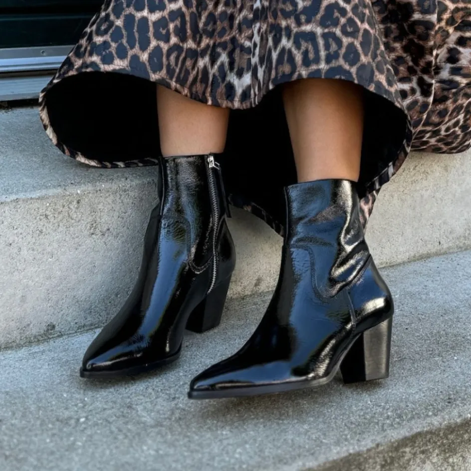 its_all_about_walking__patent__black_patent_3.webp Copenhagen Shoes Ankelstøvler*IT'S ALL ABOUT WALKING - PATENT - BLACK PATENT Itsall about walking patent stoevler black patent