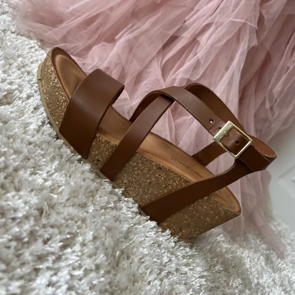 laura___cognac_2.webp Copenhagen Shoes Sandaler Med Kilehæle*LAURA 22 - COGNAC Laura22 sandal cognac