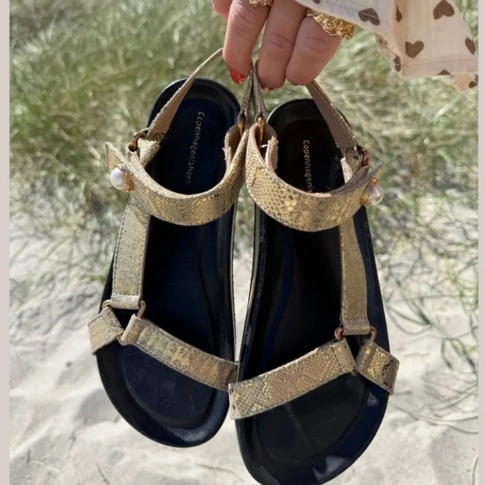 Copenhagen Shoes Flade Sandaler*LIKE A DREAM - Gold Snake Likea dream sandal gold snake
