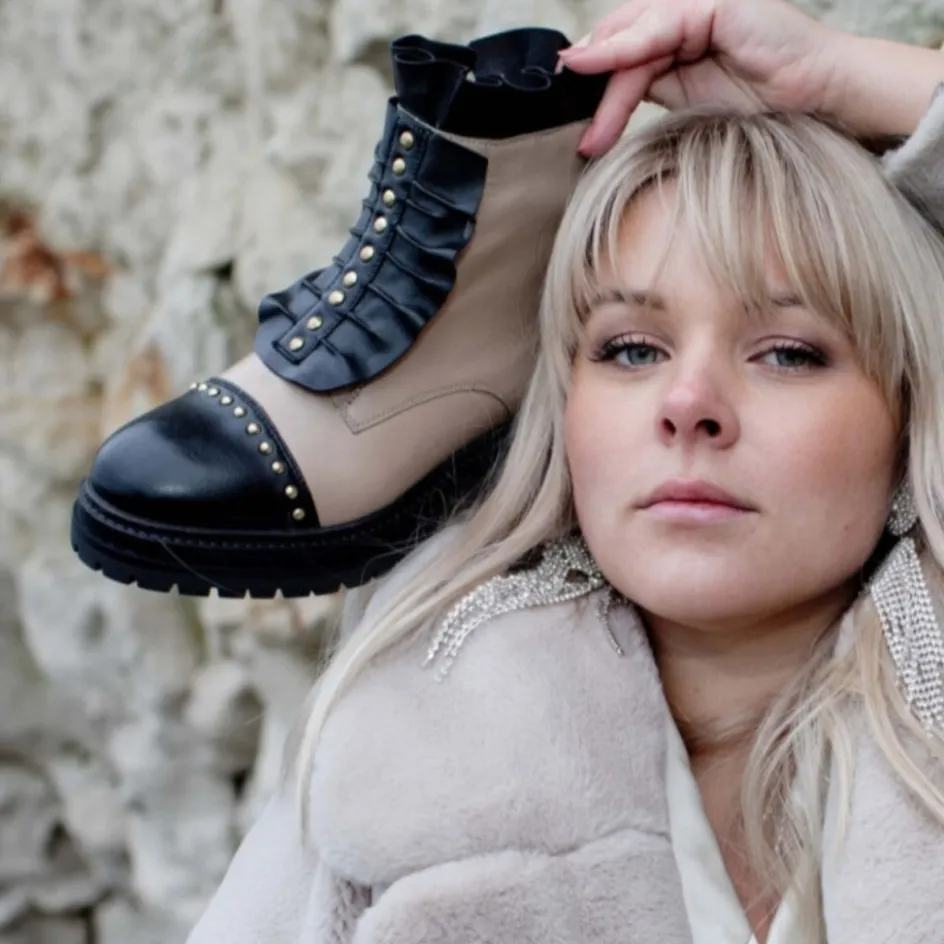 Copenhagen Shoes Ankelstøvler*LOVE ME MULTI - BEIGE W/BLACK Loveme multi boot beige w black