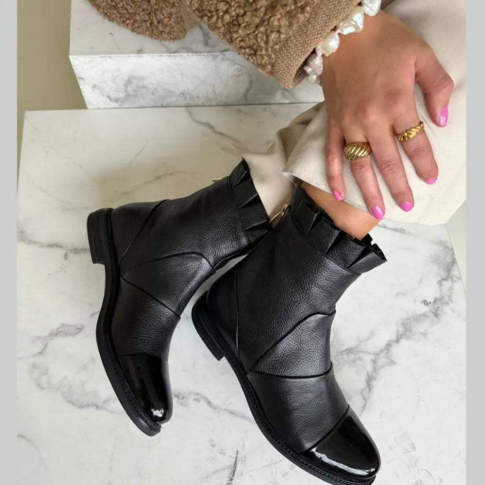 Copenhagen Shoes Ankelstøvler*MARGARET - BLACK W/PATENT TOE Margaretboot black w patent toe
