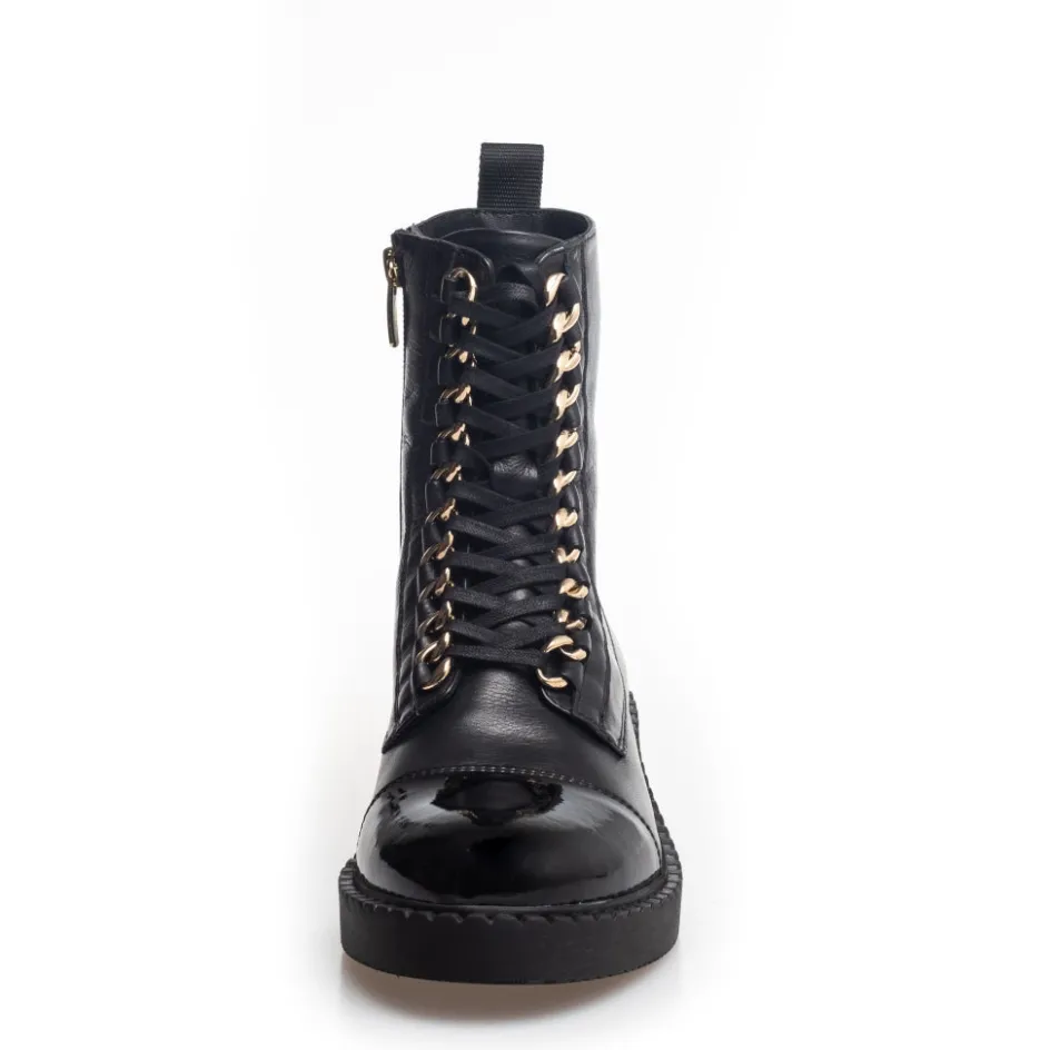 new_rock_patent__blackgold_1.webp Copenhagen Shoes Ankelstøvler*NEW ROCK PATENT - BLACK/GOLD Newrock patent boot black gold