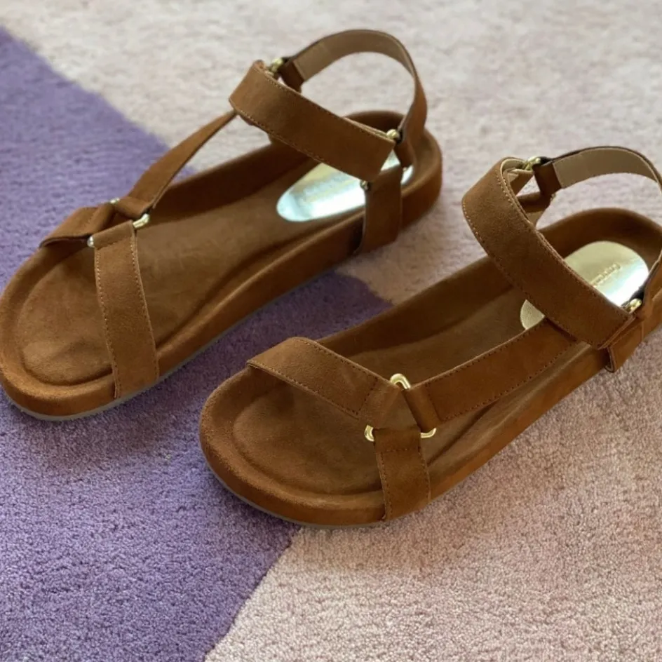 peace_suede__cognac_1.webp Copenhagen Shoes Flade Sandaler*PEACE Suede - Cognac Peacesuede sandal cognac