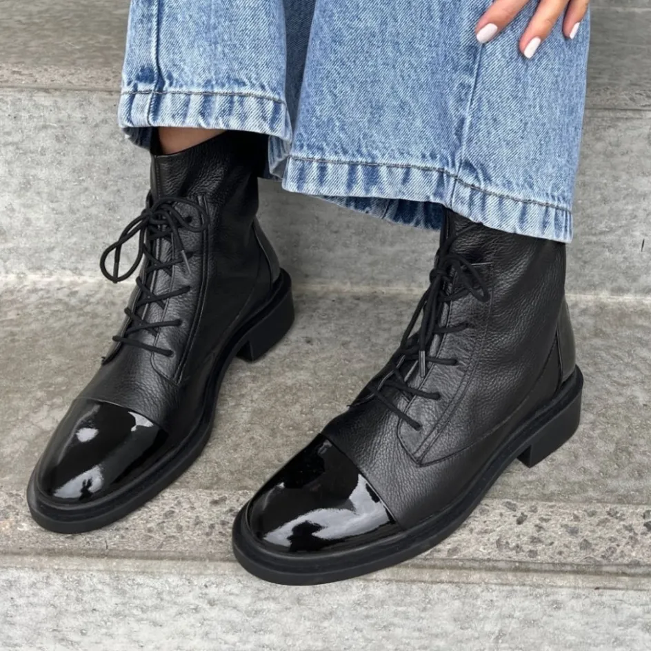 Copenhagen Shoes Ankelstøvler*POWER - BLACK W/PATENT TOE Powerstoevler black w patent toe