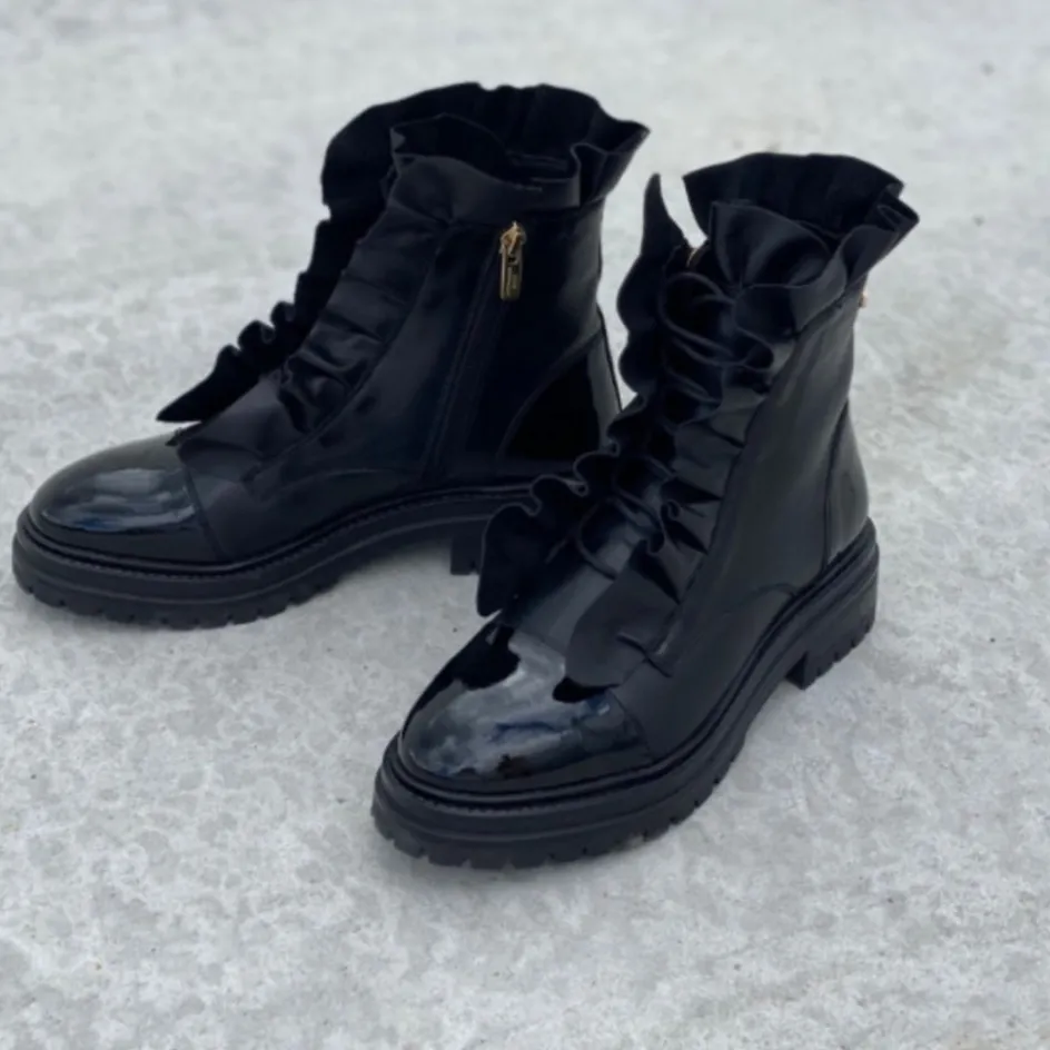 Copenhagen Shoes Ankelstøvler*PRETTY 22 Copenhagenshoes By Josefine Valentin - Black Patent Pretty22 copenhagenshoes by josefine valentin boot black patent