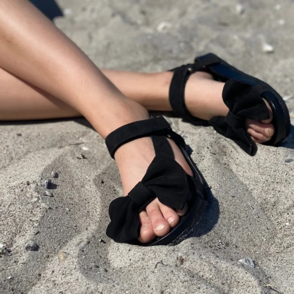 sky_and_diamonds__suede__black_2.webp Copenhagen Shoes Flade Sandaler*SKY AND DIAMONDS 23 SUEDE - BLACK Skyand diamonds 23 suede sandal black
