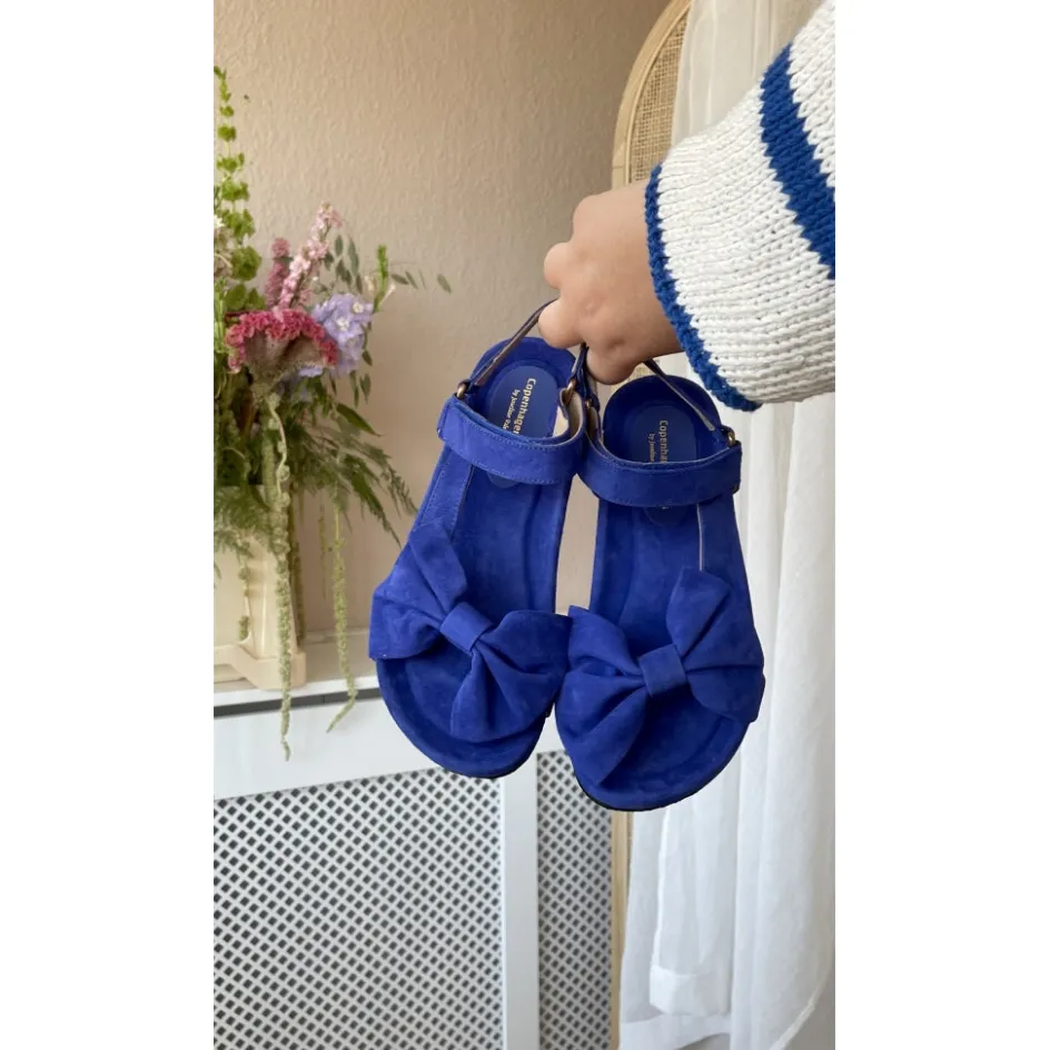 Copenhagen Shoes Flade Sandaler*SKY AND DIAMONDS 23 SUEDE - ELECTRIC BLUE Skyand diamonds 23 suede sandal electric blue