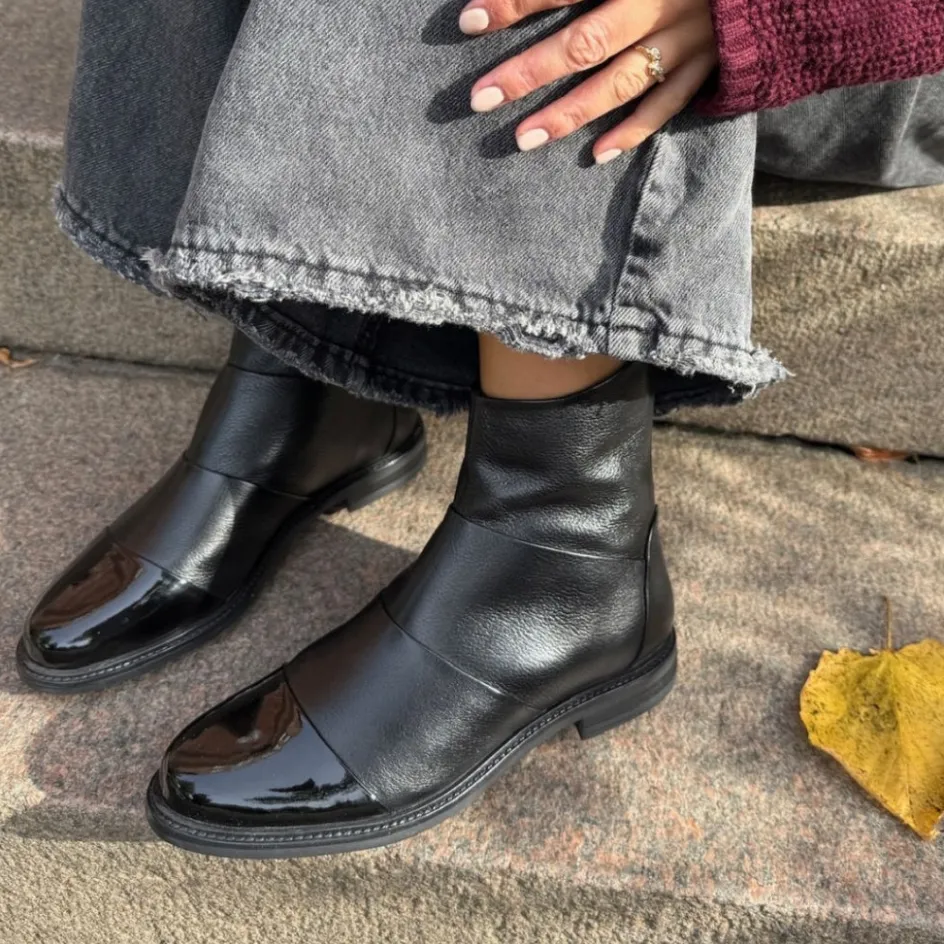stephanie__black_wpatent_toe_1.webp Copenhagen Shoes Ankelstøvler*STEPHANIE - BLACK W/PATENT TOE Stephaniestoevler black w patent toe