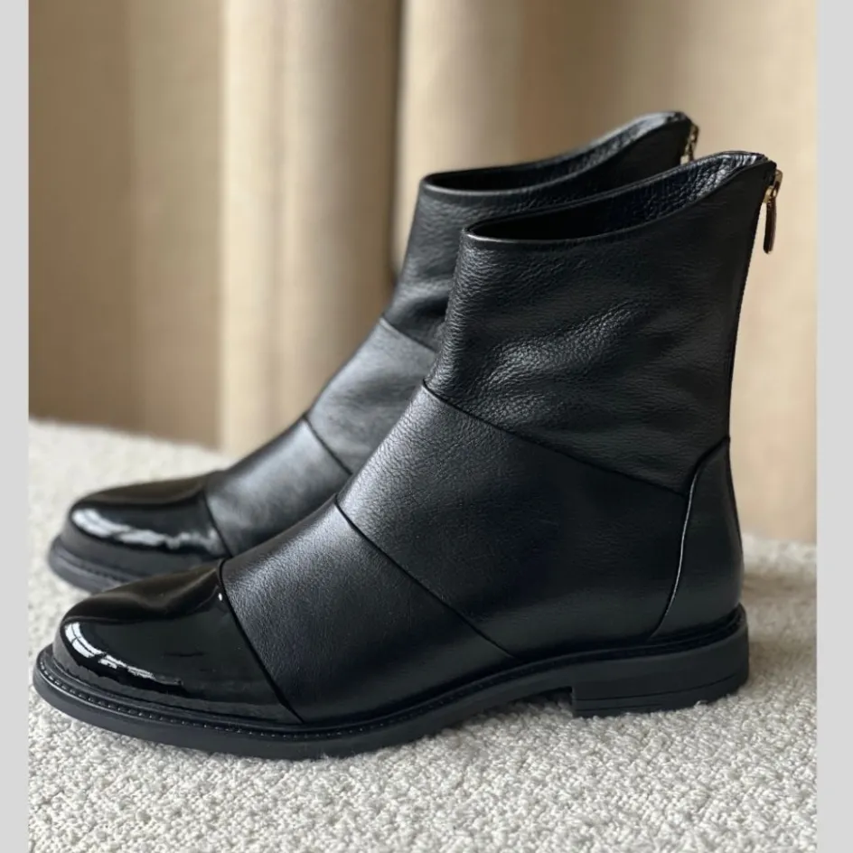 stephanie__black_wpatent_toe_3.webp Copenhagen Shoes Ankelstøvler*STEPHANIE - BLACK W/PATENT TOE Stephaniestoevler black w patent toe