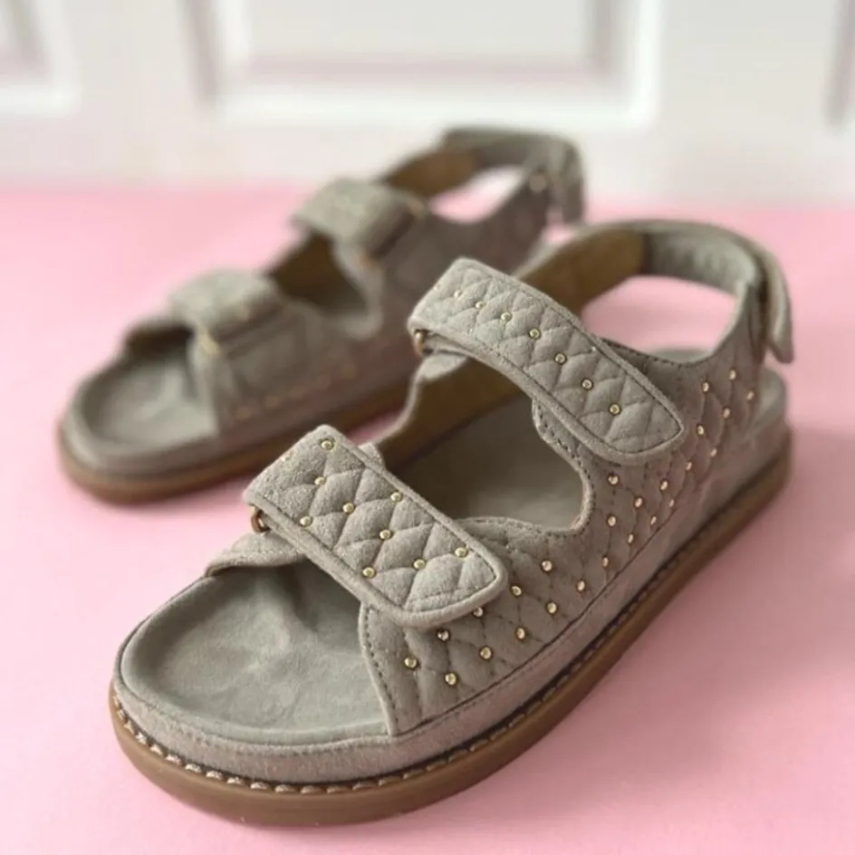 studs_on_suede__beige_2.webp Copenhagen Shoes Flade Sandaler*STUDS ON SUEDE - BEIGE Studson suede sandal beige