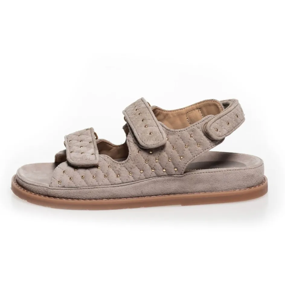 studs_on_suede__beige_4.webp Copenhagen Shoes Flade Sandaler*STUDS ON SUEDE - BEIGE Studson suede sandal beige