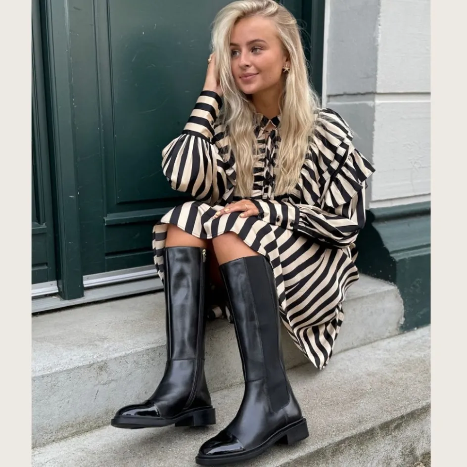 the_love_boot_patent__toe__black_5.webp Copenhagen Shoes Lange Støvler*THE LOVE BOOT PATENT / TOE - Black