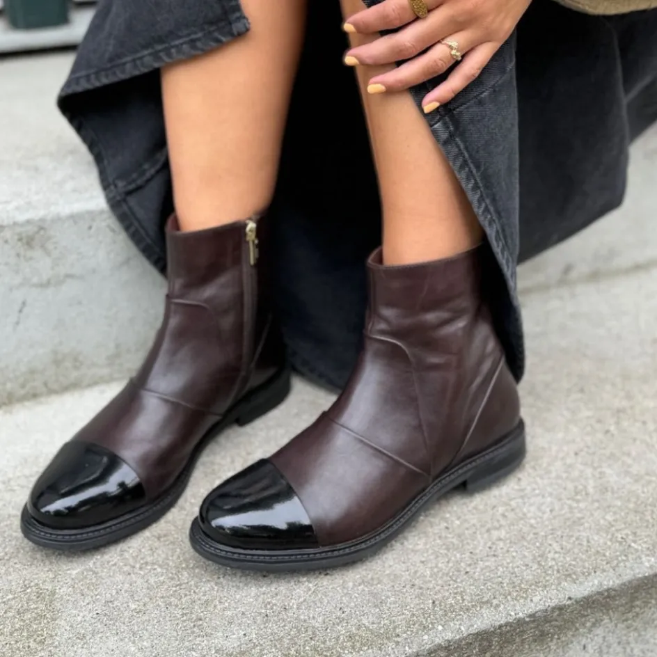 Copenhagen Shoes Ankelstøvler*THE MAGIC BOOT - DARK BROWN W PATENT TOE Themagic boot stoevler dark brown w patent toe