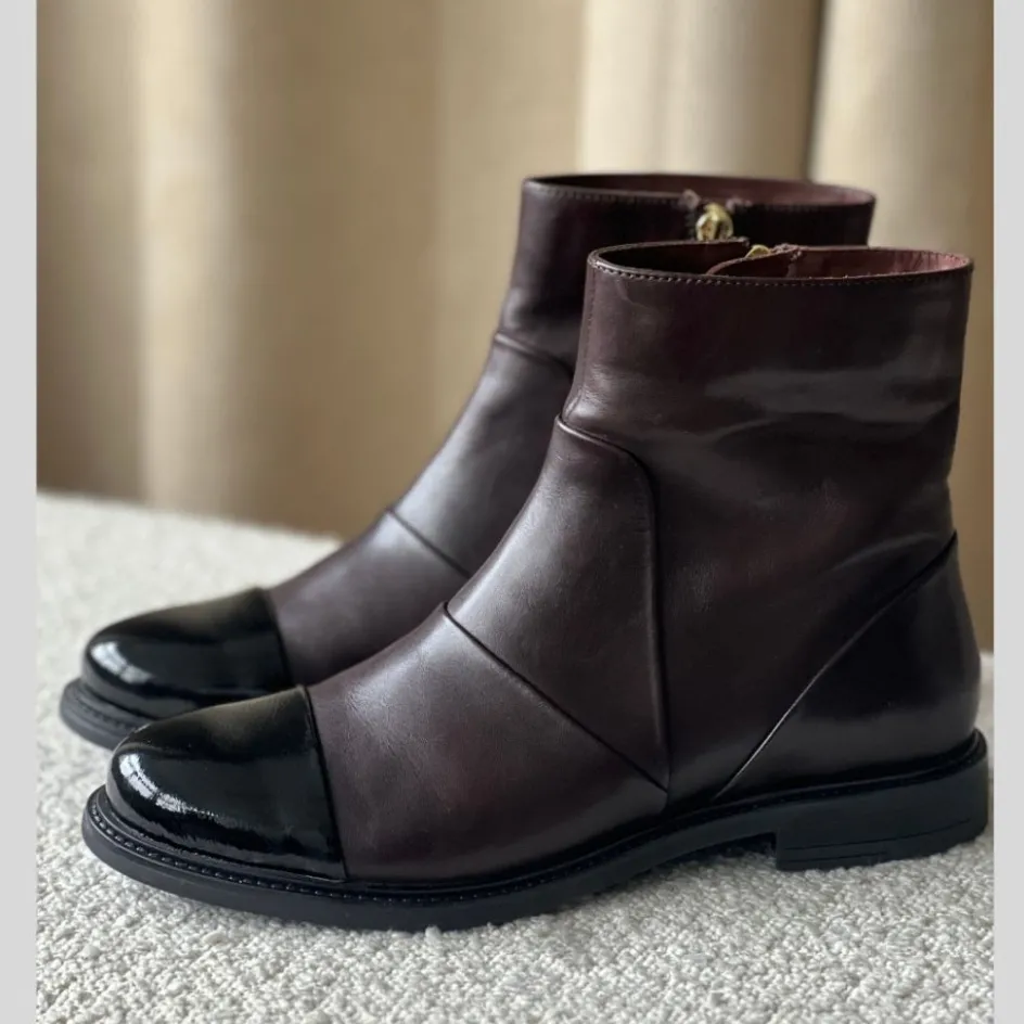 the_magic_boot__dark_brown_w_patent_toe_3.webp Copenhagen Shoes Ankelstøvler*THE MAGIC BOOT - DARK BROWN W PATENT TOE Themagic boot stoevler dark brown w patent toe