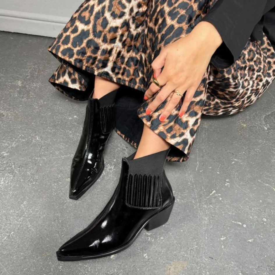 the_walking_boot_patent__black_patent_12.webp Copenhagen Shoes Ankelstøvler*THE WALKING BOOT PATENT - BLACK PATENT Thewalking boot patent pre order del end september stoevler black patent