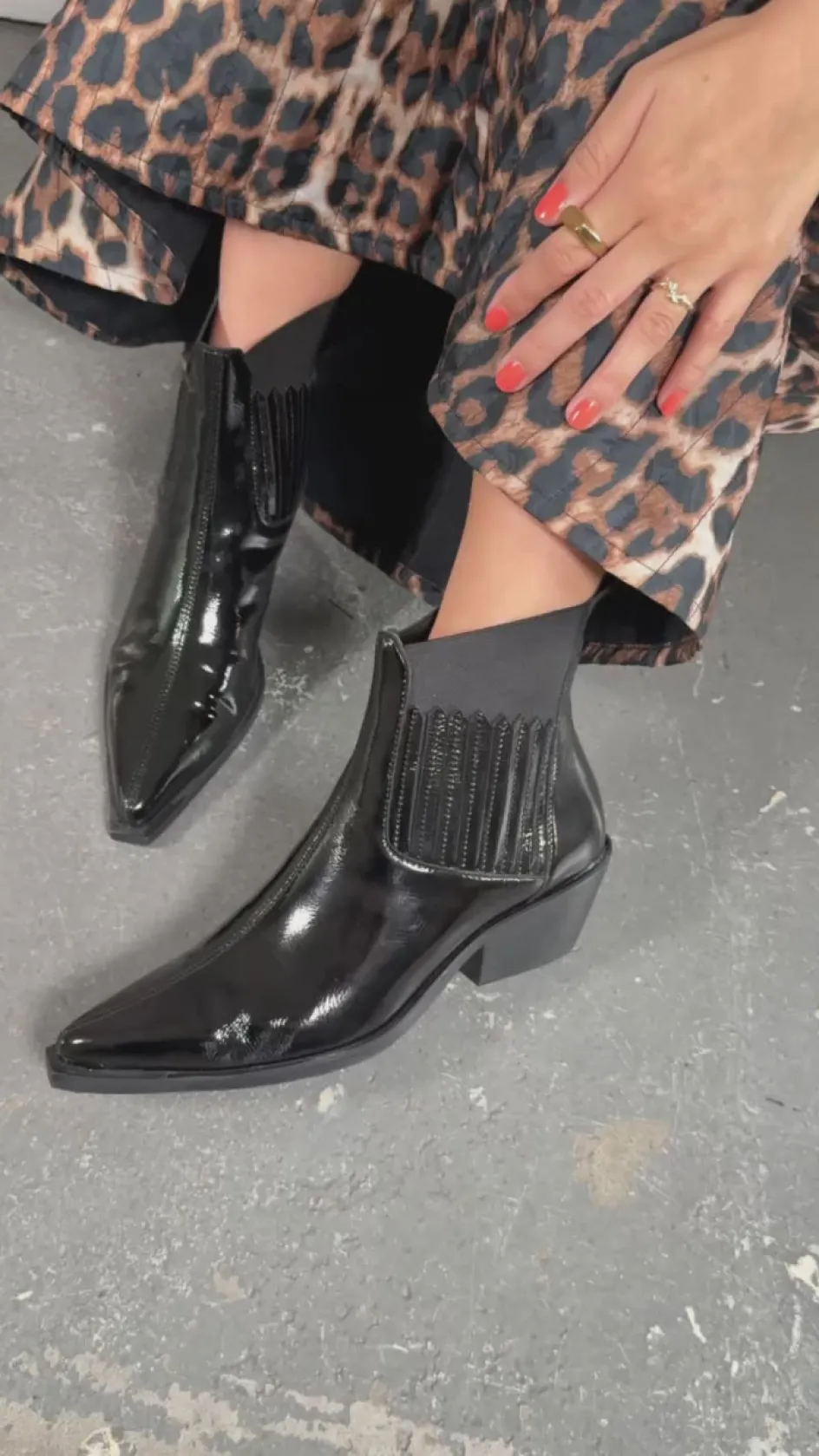 the_walking_boot_patent__black_patent_14.webp Copenhagen Shoes Ankelstøvler*THE WALKING BOOT PATENT - BLACK PATENT Thewalking boot patent pre order del end september stoevler black patent