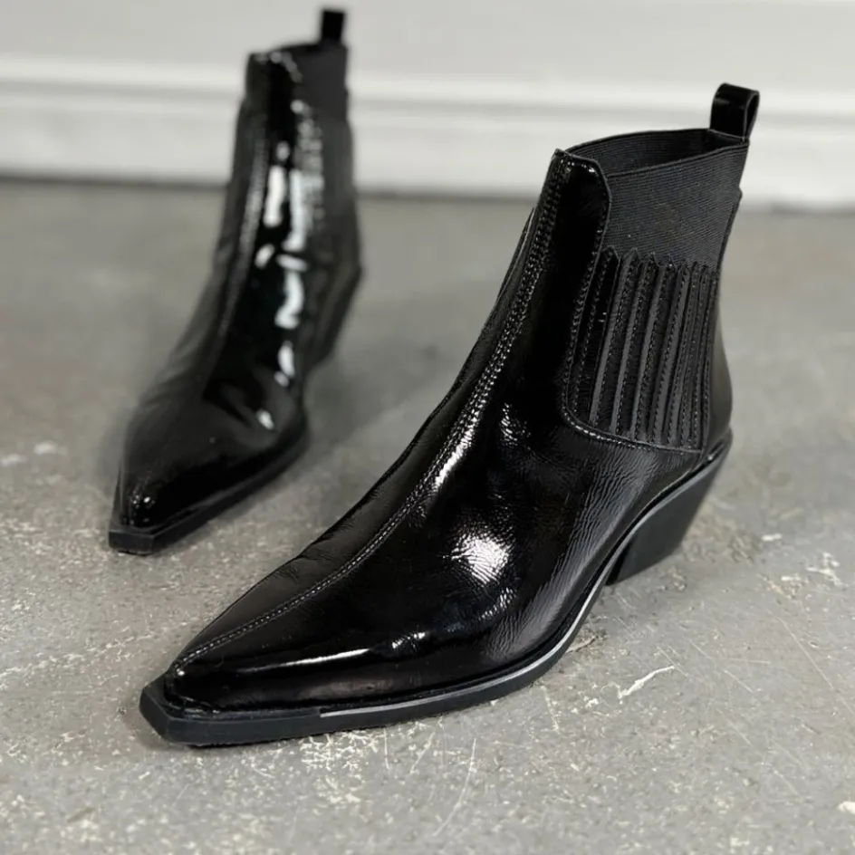 the_walking_boot_patent__black_patent_5.webp Copenhagen Shoes Ankelstøvler*THE WALKING BOOT PATENT - BLACK PATENT Thewalking boot patent pre order del end september stoevler black patent