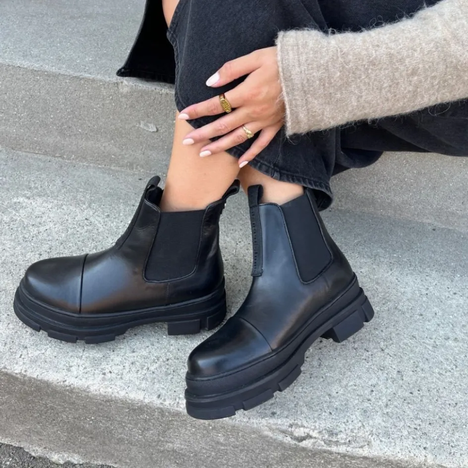 Copenhagen Shoes Chelsea Boots | Ankelstøvler*YOU AND ME LOW 22 - Black (with Black Sole) Youand me low 22 boot black with black sole